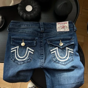 True Religion jeans  - Så snygga True Religion jeans. Mycket bra skick, endast använda två gånger! Nypris ca 1900kr 