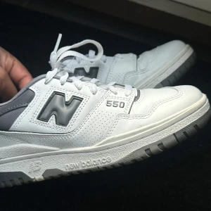 New Balance 550 - Säljer mina new balance 550 i färgerna dark grey, white grey. Andvänt 2-3 gånger. Är i relativt ny skick. Skokartong medkommer😊😊