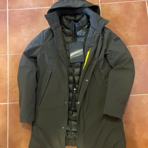 Hetrégo Parka - Säljer nu denna oanvända Hetrégo Blouson parkan, storlek 48. Inköpt på miinto i vintras men användes aldrig. Nypris 6499kr.
