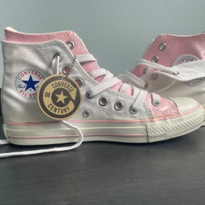 Dubbel sidvikning Converse  - Dubbel sidvikning och tunga👽 Limmet har dock börjat sjunka in i skon😔👎 