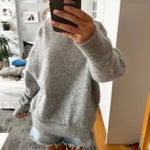 Hm tröja - Populär grå Mohair tröja från hm, storlek M. Passar mig med storlek S då den är uppsydd där nere då den var lite för lång. Säljer för ett bra pris