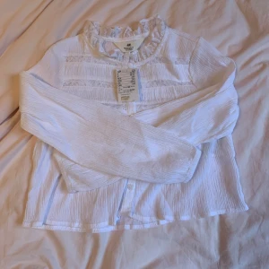 Ny vit blus - Fin vit blus i bra skick! Den är i storlek 146/152 men passar nog även xs! 💕