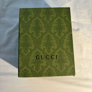 Gucci beige keps - Det är en äkta Gucci keps som är oanvänd som jag fick i present som inte passade. Box och dust bag följer med