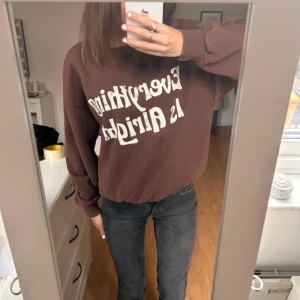 Sweatshirt - Säljer nu en otroligt fin sweatshirt från ginatricot med tryck! Säljer då jag inte använt den så den är i nyskick! Hör gärna av dig vid frågor eller intresse💕