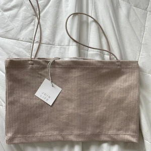 Beige ribbad tubtop - Toppen är aldrig använd och är i storlek S