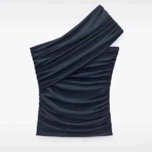 Topp från zara - Superfin topp från zara, säljer så den inte inte kommer till användning. Passar mig som har s/xs