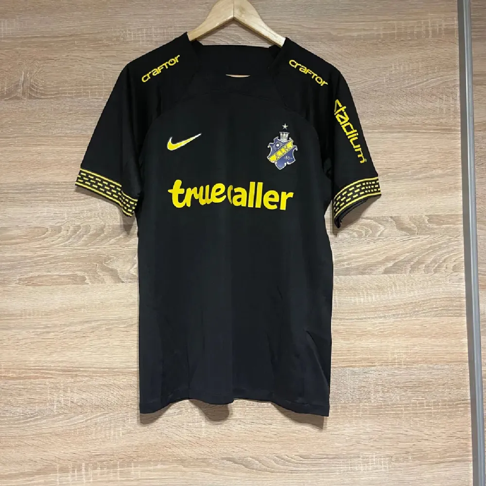 Säljer en replika AIK fotbollströja. Storlek L. T-shirts.