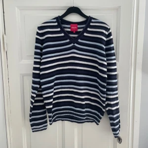 Randig tröja  - Fin randig tröja! Bra skick! Står strl M men skulle säga att det är en S. 