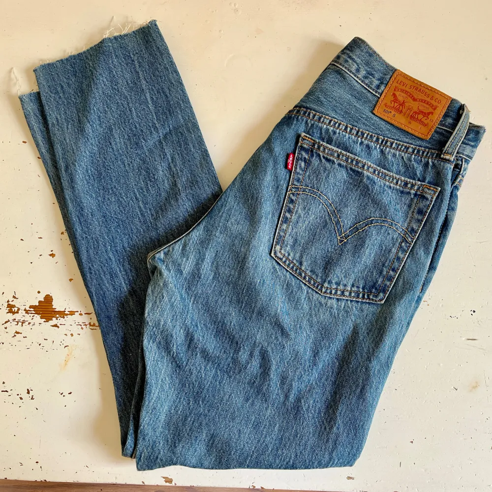 Fina Levis jeans i storlek 26/28, kapade nertill vid ankeln, längd från gren till ankel:67 cm. . Jeans & Byxor.