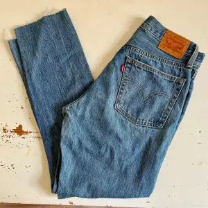 Fina Levis jeans i storlek 26/28, kapade nertill vid ankeln, längd från gren till ankel:67 cm. 