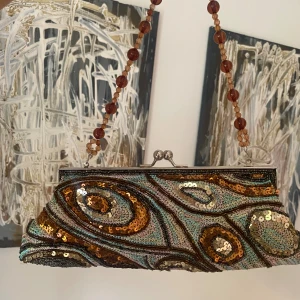 Unik väska  - Pärlad unik väska med sjukt kul mönster   🧡🤎🩵 