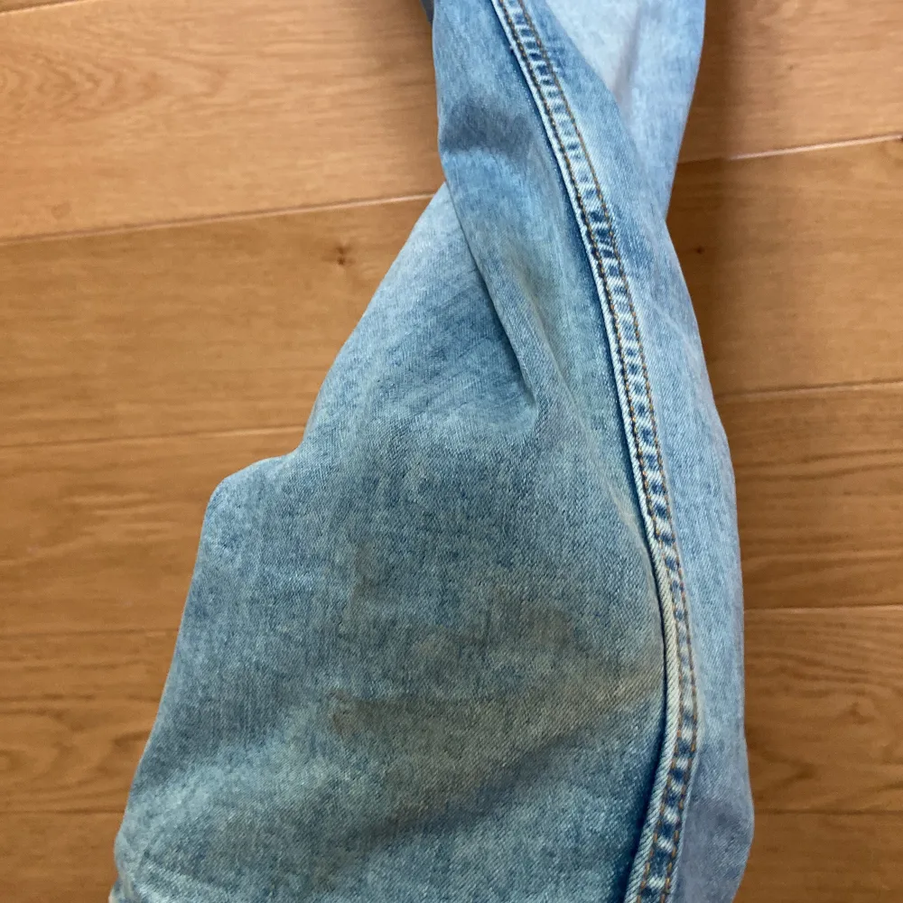 Sköna och stretchiga jeans från märket Smog. Skick ca 8,5/10, finns liten fläck längst ned på benet men går bort i tvätt. Storlek 30/32 och modellen är slim/straight. Jeans & Byxor.