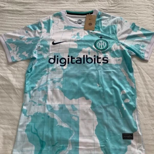 Inter milan fotbollströja - Har köpt denna inter milan tröja för nån vecka sen har aldrig används så har valt att sälja den nu.