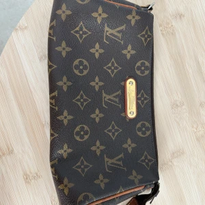 Louis vuitton  - En vintage eva clutch som köptes på tradera. Med slitningar men alla original delar är sparade! Har även boxen och kvitto kvar!
