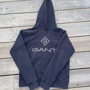 Säljer en snygg Gant hoodie bara för 200kr. Har krympt i tvätten och passar mer som XS. Är i bra skick. Om du har några frågor så är jag i DM mvh MRcvb