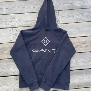 Gant hoodie - Säljer en snygg Gant hoodie bara för 200kr. Har krympt i tvätten och passar mer som XS. Är i bra skick. Om du har några frågor så är jag i DM mvh MRcvb