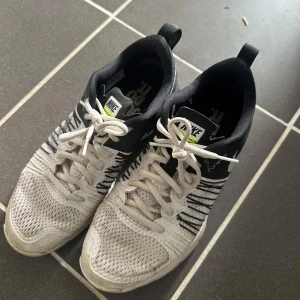 Nike skor i bra skick - Nike löparskor som inte är mycket använda.  Säljs pga en skada som glr att jag inte kan anvönda dom längre 