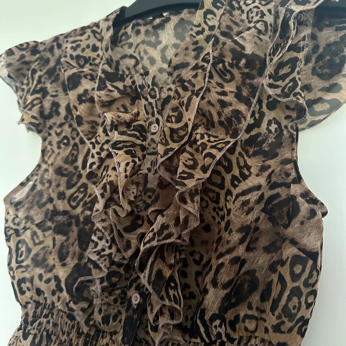 Leopard linne/tshirt med volang - 92
