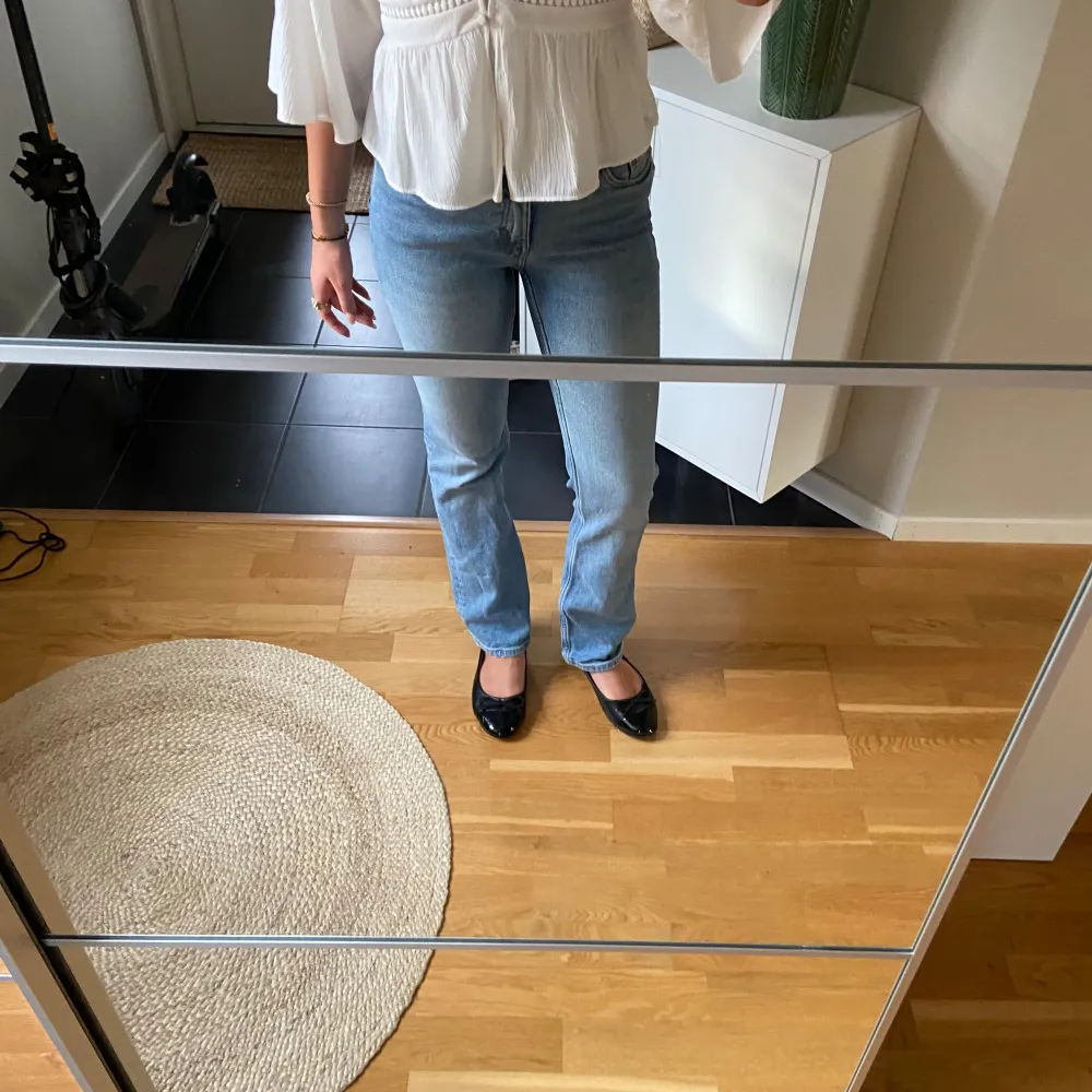 Superfina lågmidjade jeans från weekday i modellen twig i storlek 26/32💘 . Jeans & Byxor.