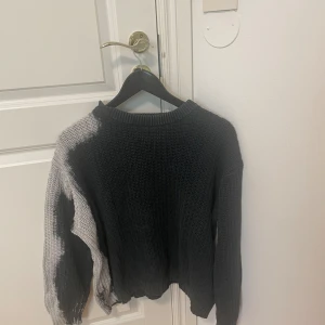 Zara sweatshirt  - Sweatshirt svart med vit design på ärmen. Storlek s  