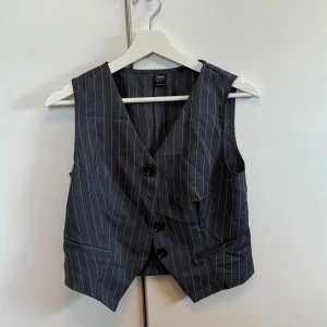 Väst från Shein  - Aldrig använd väst med knappar framtill och snygg passform. Från Shein. 