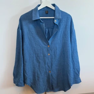 Helt ny skjorta  - Aldrig använd skjorta från Shein. Väldigt fin blå färg med knappen längst hela skjortan. Lite oversized. 