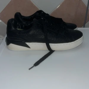 Guess skor - Super fina och bekväma guess skor. De är i bra skick inte det bästa då de har använts ganska bra men för priset är det rimligt. Vill man ha mer bilder kom privat! Nypris 1300kr