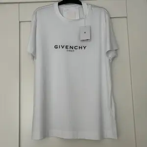 Givenchy Reversed Oversized fit. Säljer pga för stor storlek. Endast provad en gång, aldrig använd. Ordinarie pris: $520. Mvh Johannes