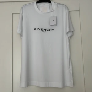 Givenchy t-shirt - Givenchy Reversed Oversized fit. Säljer pga för stor storlek. Endast provad en gång, aldrig använd. Ordinarie pris: $520. Mvh Johannes