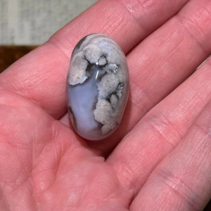 Svart blomsteragat  - Vacker cuddle i den lite ovanligare svarta blomsteragaten. I hög kvalitet. Nypris ca 85:- Ca 3cm  Alla mina kristaller är köpta av väletablerade svenska säljare (så inget kina skit!)