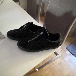 Arigatos zip - Säljer nu dessa fina arigatos då dom börjar bli för små för mig. Priset kan gå ner vid snabb och trevlig affär. 