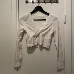 Croppad tröja - Vit croppad tröja, perfekt för fest eller bara en fin dag  Storlek S  Bra skick, kan behövas tvättas då de legat på vinden under sommaren och fått lite ludd från ett annat klädesplagg. 