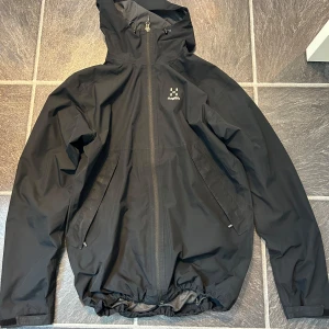 Säljer en Haglöfs Jacka (Storlek M) - Har använt jackan i ungefär 6 månader , den är i väldigt bra skick och den är inte sönder någonstans.  Obs,  pris kan diskuteras!   FINNS I GÖTEBORG OM NI VILL KÖPA