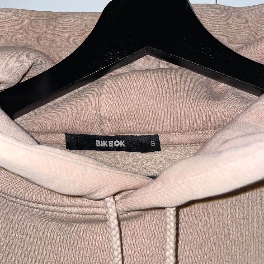 Beige hoodie i storlek S från Bik Bok🩷. Hoodies.