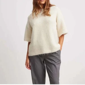 Stickad t shirt  - Stickad t shirt från NAKD. Storlek xs men sitter som på bilden på mig som har S, så större i storleken.