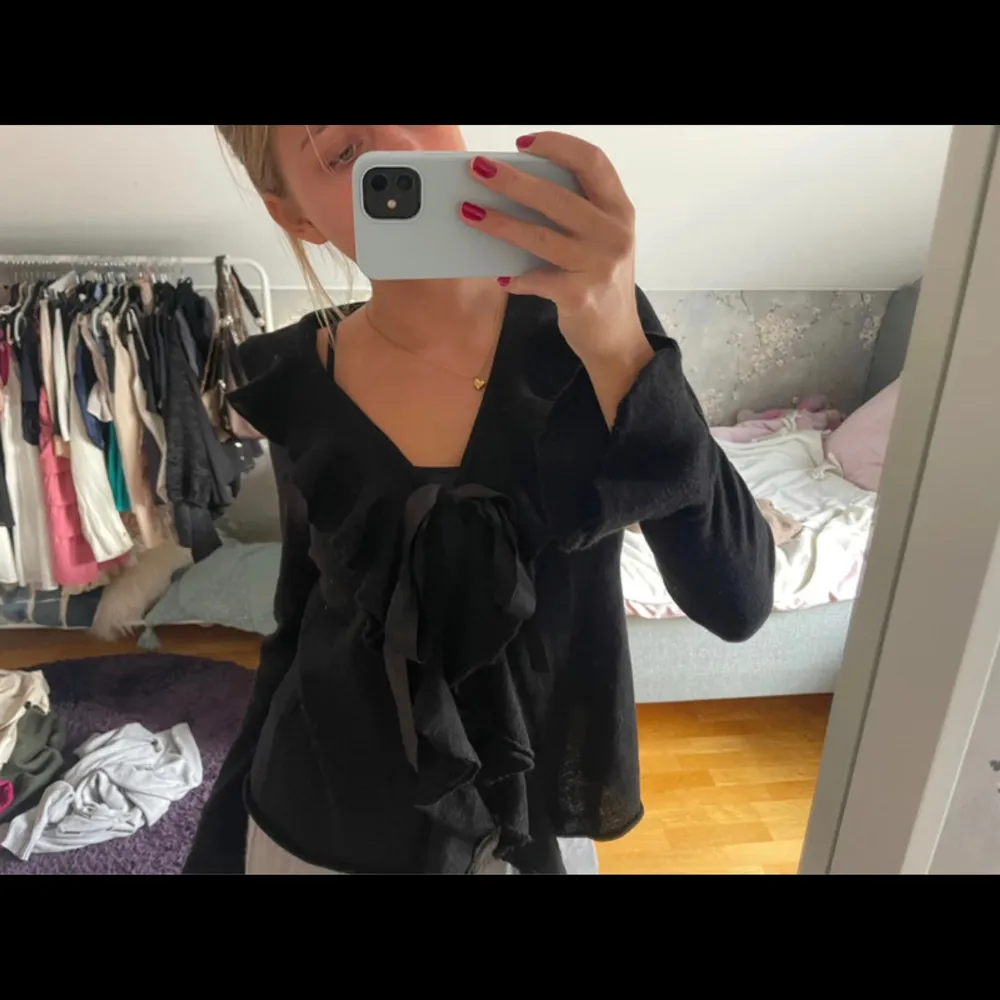 Volangblus som man knyter i en rosett framtill. Superskön och varm då den är av 50% ull. Fin till både fest och vardags!! Storlek L men passat även mig som har S.. Puserot.
