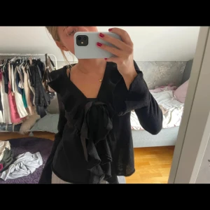 Volangblus - Volangblus som man knyter i en rosett framtill. Superskön och varm då den är av 50% ull. Fin till både fest och vardags!! Storlek L men passat även mig som har S.