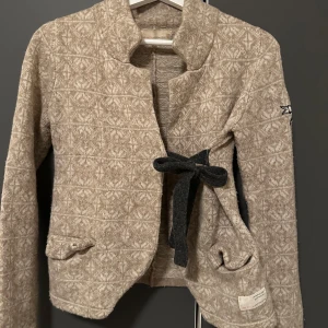 Odd Molly classic kofta  - Säljer denna odd Molly classic kofta som inte går att köpa ny. Super fin och passat till allting, perfekt under kallare tider🩷 storlek 1, skulle säga vanlig S i storleken 