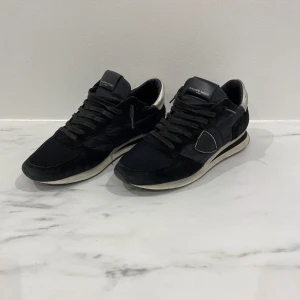Philip Model trainers - Jag säljer ett par svin fetta Philip models! Dem är i använt skick och storlek 40/41.💯 Priset är fast!, om ni har några frågor är de bara att skriva!🔥