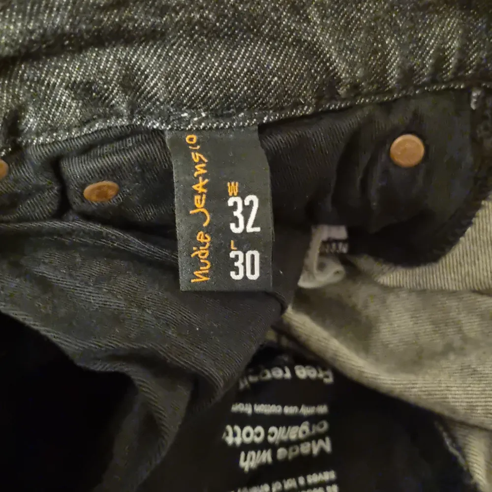 Säljer ett par schyssta Nudie jeans av modellen Grim tim. Skicket är väldigt bra 4/5. Nypris ca 1600. Jeans & Byxor.