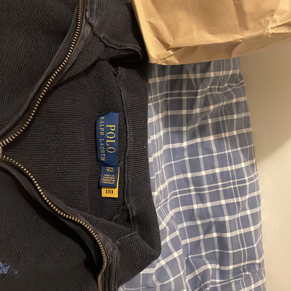 Säljer denna grymt feta Ralph lauren half zip, den är använd länge men sparsamt och i väldigt bra skick. Den ör köpt på mallorca outlet så kvitto och taggar medföljer 👌🏻. Tröjor & Koftor.