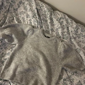 Jättefin trekvartsärmand tröja - Säljer nu min jättefina Gina tricot stickade tröja Den är använd endast en gång Så den är i ny skick  Finns inte kvar Köpare står för frakt