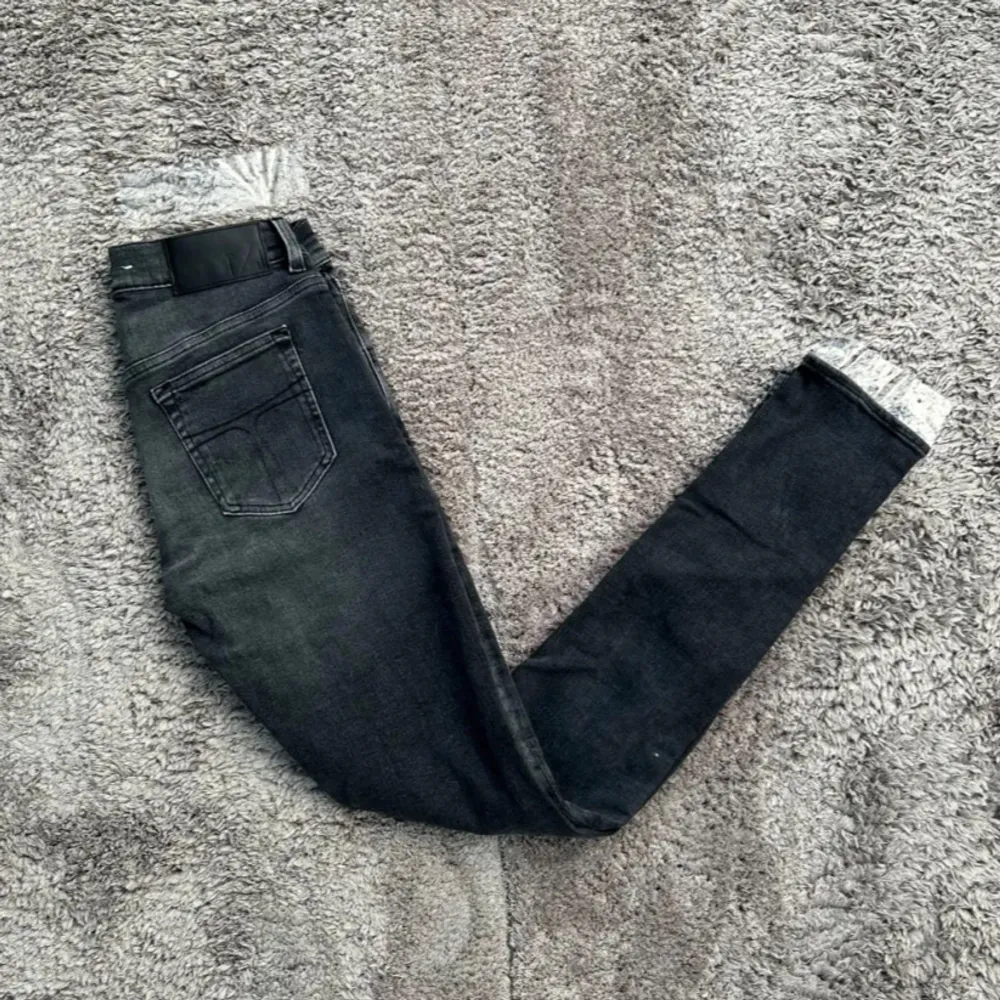 Säljer nu dessa sjukt snygga Tiger of Sweden jeans slim fit i färgen svart/grå. De har en otroligt fin tvätt. Dom är otroligt sparsamt använda och känns som nya! Storlek 29/32, passar perfekt på mig som är 183 cm och väger ca 63kg. . Jeans & Byxor.