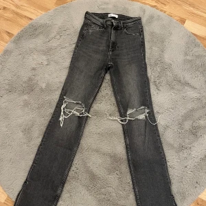 Zara jeans  - Hej säljer ett par zara jeans i storlek S. 