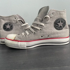 Gråa hoodie tyg Converse  - Coola vintage hoodie-tyg Converse 🔥 har använts, limmet har börjat synas tyvärr 😔💦 skriv ifall du har några frågor