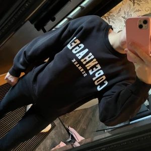 Gina tricot sweatshirt   - Sweatshirt från Gina tricot, jättebra skick. Säljer massa fler Gina sweatshirts på min profil🩷