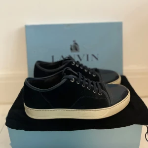 Lanvin DDB1 sneakers - Marin blå lanvin skor i storlek 41, passar även 42 eftersom de är stora i storleken. Väldigt bra skick, nypris 5000kr, vårt pris 2299kr.  Box och dustbag ingår, skriv i dm vid frågor eller funderingar.