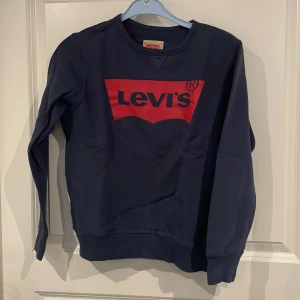 Levi’s sweatshirt  - Storlek 152. Skick 8/10 använd men syns knappt. Nypris 499