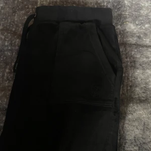 Juicy - Juciy byxor svarta st L 