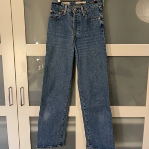 Levis jeans - Supersnygga Ribcage Straight jeans från Levis!! Väl använda men ändå utmärkt skick!!  Nypris: 1300kr  Pris kan diskuteras vid snabb affär. 